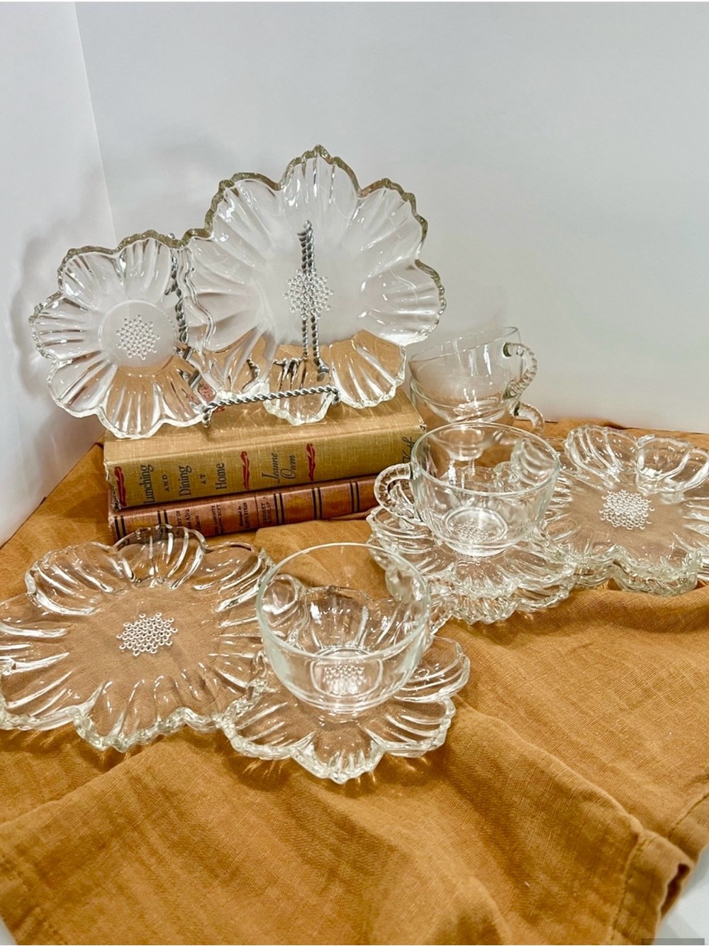 Vintage 1960’s Hazel Atlas Glass Double Daisy Snack Plates/ Cups 8 Piece set MCM